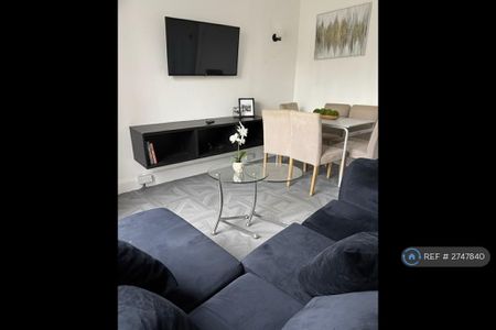 1 bedroom in a house share to rent - Photo 3