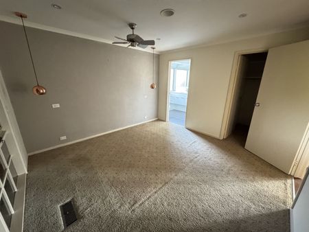 Three Bedroom House - Photo 3