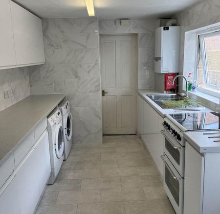 4 bedroom semi-detached house to rent - Photo 2