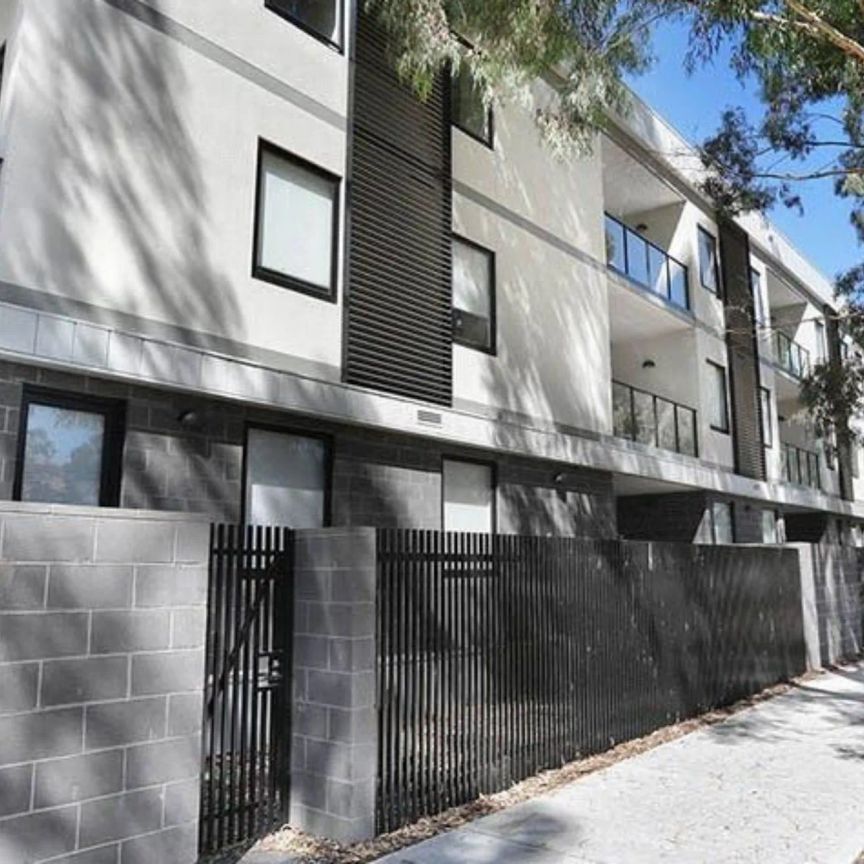 Perfectly Positioned in University Hill! - Photo 1
