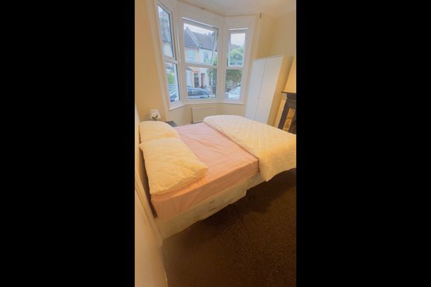 3 Bed Terraced House, Lebanon Road, CR0 - Photo 1