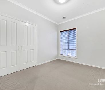 4 Bed 2 Living 2 Car Garage - Photo 3