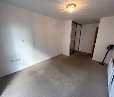 1 Bedroom Flat / Apartment - John Thornycroft Road, Southampton - Photo 4