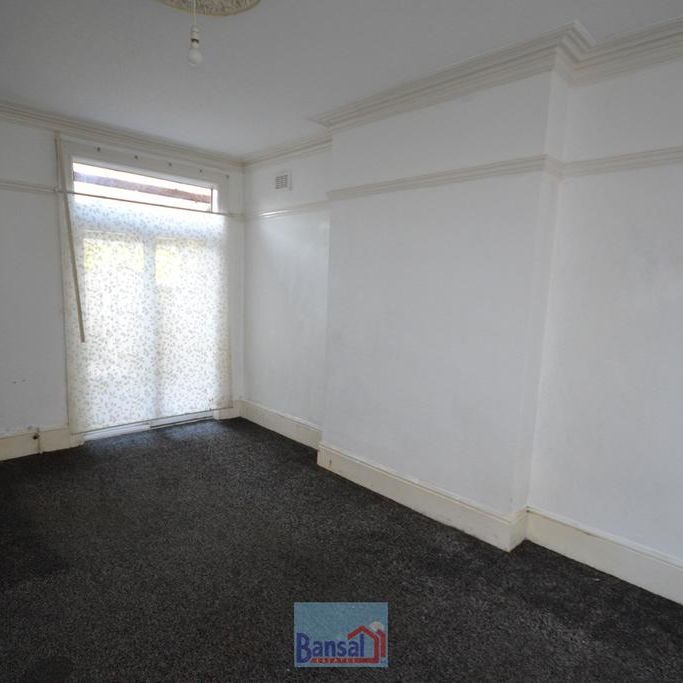 4 bedroom end of terrace house to rent - Photo 1
