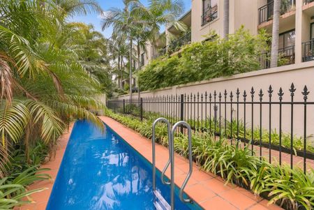 Chic Urban Two-Bedroom Apartment - Photo 3