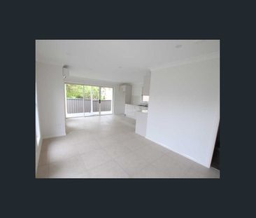 Fully fenced, two bedroom granny flat with gas cooktop! - Photo 5