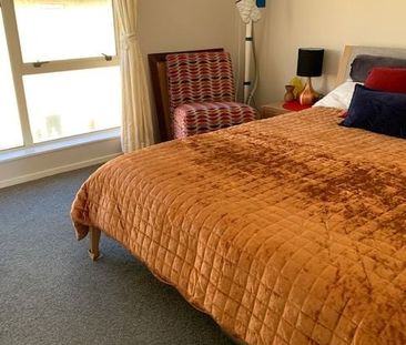 Warm modern 4 bedroom family home; all day sun - Photo 3