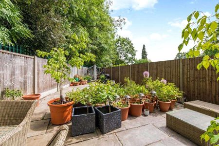 A modern 4 bedroom, semi-detached family home presented in excellent condition throughout. - Photo 2