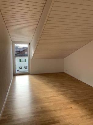 Moderne 3.5Dachwohnung mit Loggia-Balkon - Foto 1
