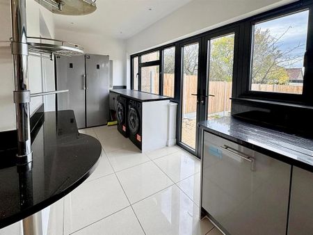6 bedroom semi-detached house to rent - Photo 2