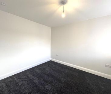 4 bedroom semi-detached house to rent - Photo 5