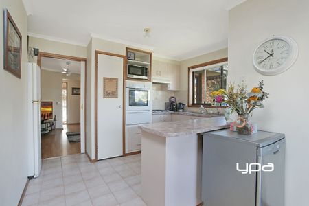 15 Stanford Court, SUNBURY - Photo 2