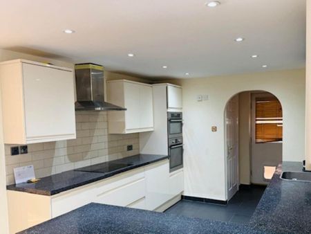 4 bedroom semi-detached house to rent - Photo 4