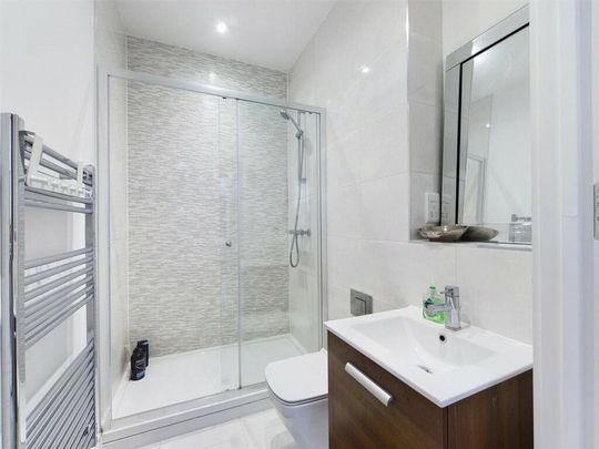 London Road, Staines-upon-Thames, Surrey, TW18 4HF - Photo 1
