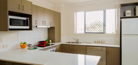 3 Bedroom Apartment - Photo 2