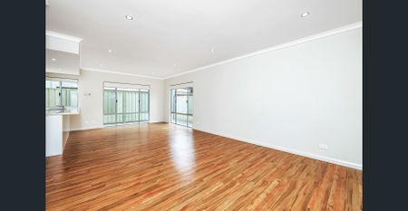 TOWNHOUSE PERFECTION! - Photo 3