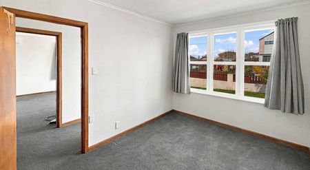Charming family home in Mangere Bridge! - Photo 2