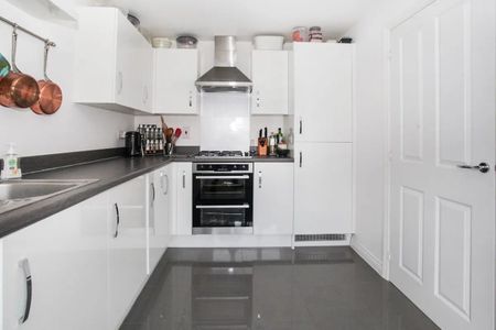 3 Bed Semi-Detached House, Verde Close, LU2 - Photo 5