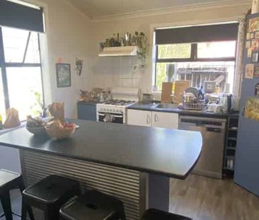 WELL PRESENTED STANDALONE 6x bedroom: - Photo 4