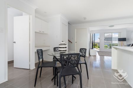 IMPRESSIVE 3 BEDROOM TOWNHOUSE - Photo 2