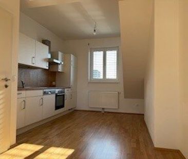 Klein aber fein: Charmante, lichtdurchflutete Dachgeschoßwohnung in... - Photo 2