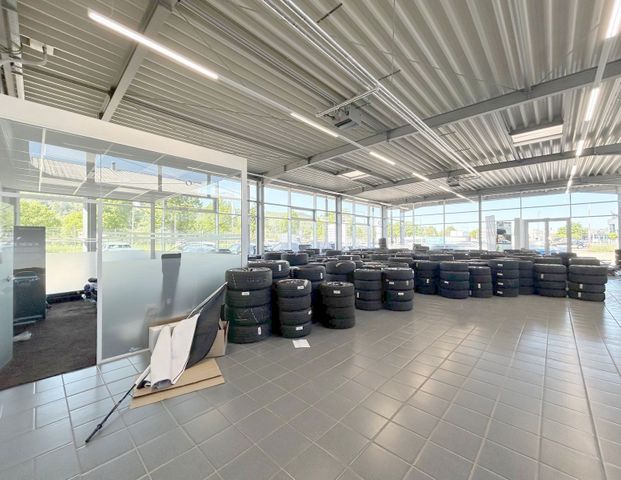 Trier-Euren: Moderne, barrierefreie Halle mit 310 m² – vielseitig nutzbar, große Fensterfront, Glasbüro & neuer moderner Gasheizung - Foto 1
