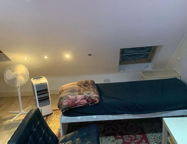 1 bedroom in a house share to rent - Photo 1