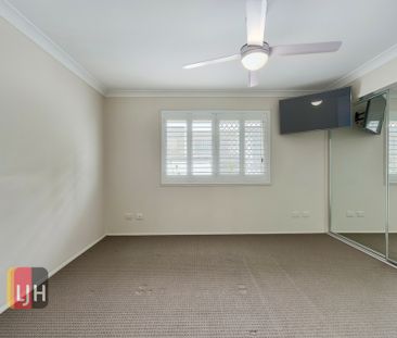 FULLY AIR CONDITIONED, 3 BEDROOM TOWNHOUSE ! - Photo 2