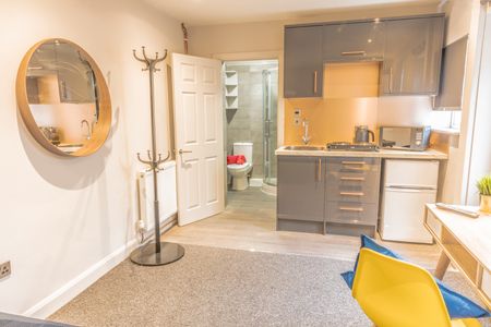 Popular Location, Popular House Share - Photo 2