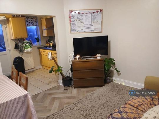 1 bedroom in a house share to rent - Photo 1