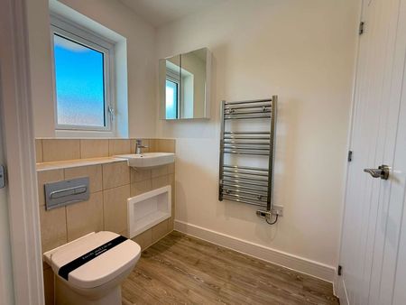 A stylish newly built three bedroom house in Springstead Village. - Photo 5