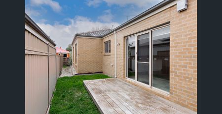 3 BEDROOM UNIT IN HEART OF WENDOUREE - CLOSE TO STOCKLANDS - Photo 4