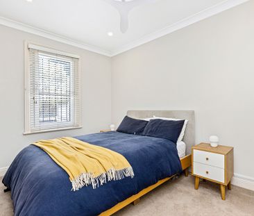 Elegant, updated Victorian terrace in sought-after park-side pocket - Photo 5