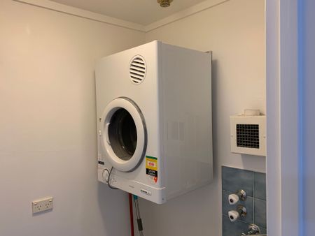 TOP FLOOR REFRESHED 2 BEDROOM APARTMENT WITH PARKING - Photo 3