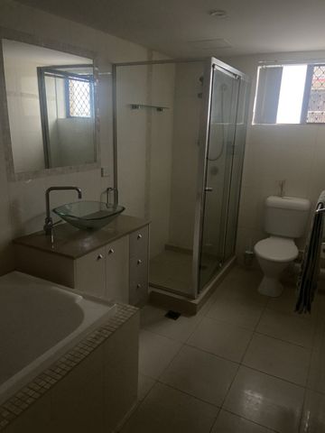 Bedroom with individual study room and bathroom - Photo 5