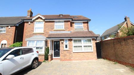 Ocean are proud to offer this unique four bedroom detached home to the market on an unfurnished basis and available in May for a 6 month tenancy. - Photo 4