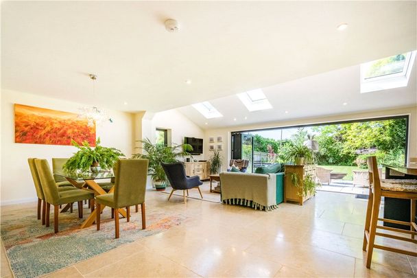 A bright and contemporary 6 bedroom family house in this popular village with well thought of Primary School and within easy access to Winchester and Andover, the A34 and A303 and the mainline railway station in Whitchurch. - Photo 1