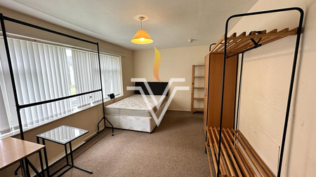 4 bedroom semi-detached house to rent - Photo 2