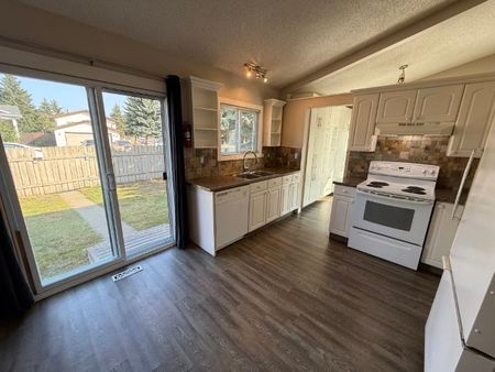 Spacious 4-Bedroom Home for Rent - Photo 3