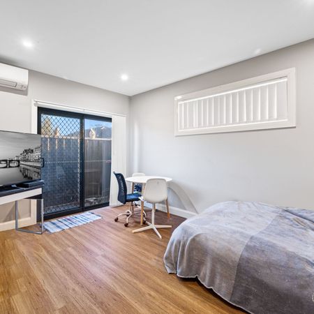 Fully Furnished Studio - Photo 3