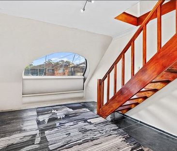 Grand Family Living in a Tranquil Cul-de-Sac - Photo 2