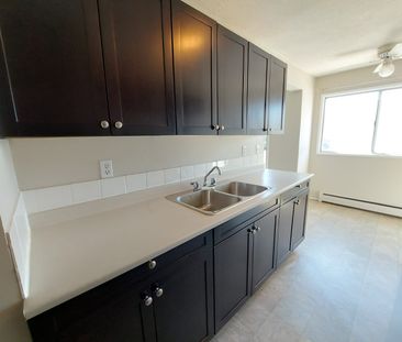 Beautiful Second Floor Unit! - Photo 6