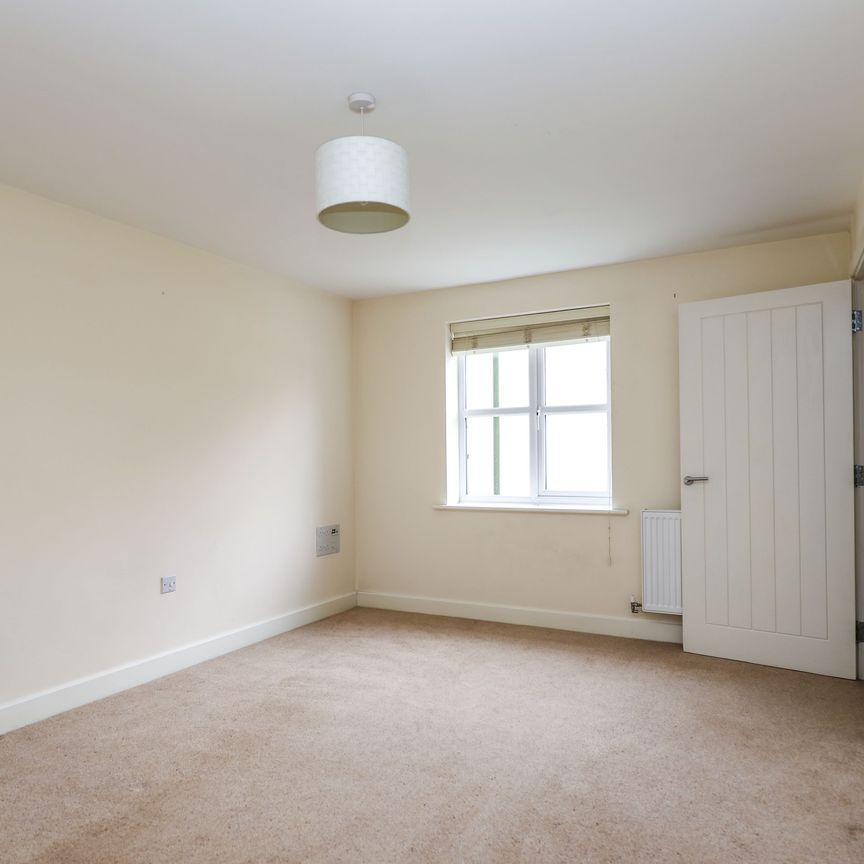 3 bedroom house to rent Larkspur Drive, Burgess Hill, RH15 - Photo 1