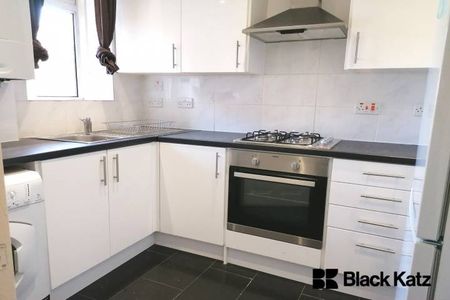 Spacious and bright three bedroom flat in a small purpose built block - Photo 4
