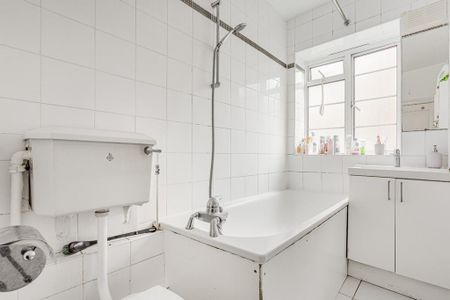 3 bedroom flat to rent - Photo 5