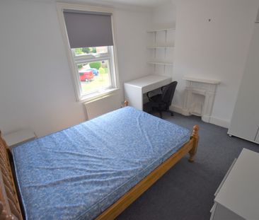 7 Bed Semi-Detached House, Wokingham Road, RG6 - Photo 3