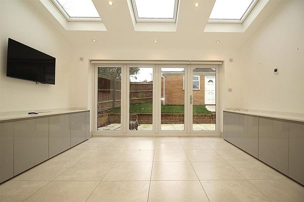 4 bedroom detached house to rent - Photo 1