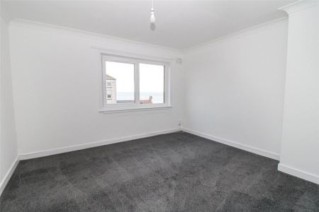3 bedroom flat to rent - Photo 3