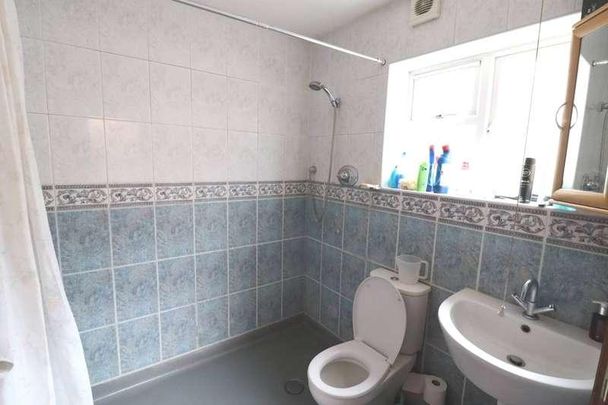 Chairborough Road, High Wycombe, HP12 - Photo 1