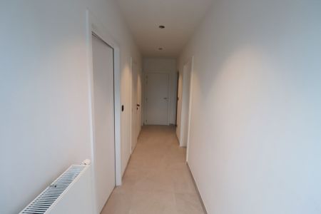 Gerenoveerd appartement op de 1ste verdieping met ruim terras (ca 70 m²) met autostaanplaats en fietsenberging. - Photo 2